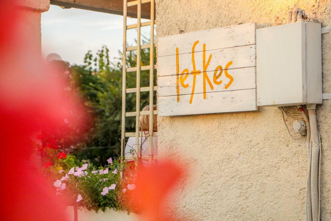 Lefkes Apartments อาคาราวี ภายนอก รูปภาพ